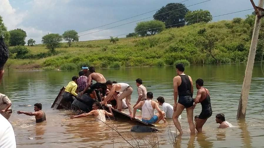 महाराष्ट्र में बस नदी में गिरी, 13 की मौत - Bus falls in river in Maharastra