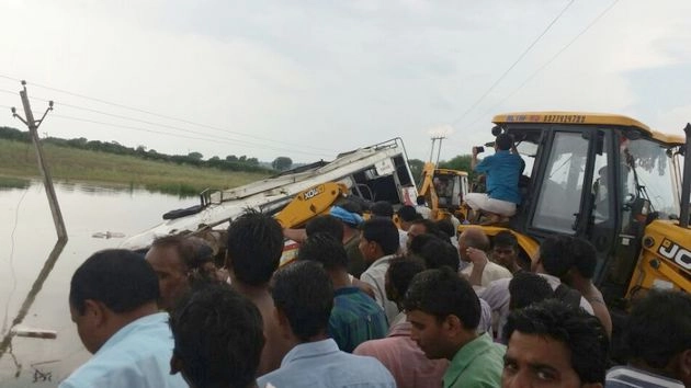 मुर्शिदाबाद बस हादसे में 42 की मौत - bus falls into deep canal in Murshidabad, 42 dies