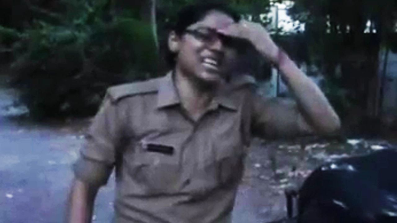 महिला कांस्टेबल को थानेदार ने थप्पड़ जड़ा (वीडियो) - women constables, slap, senior officials, Jhansi