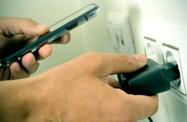 चार्ज हो रहे र्स्माटफोन में धमाका, मलेशियाई कंपनी के सीईओ की मौत