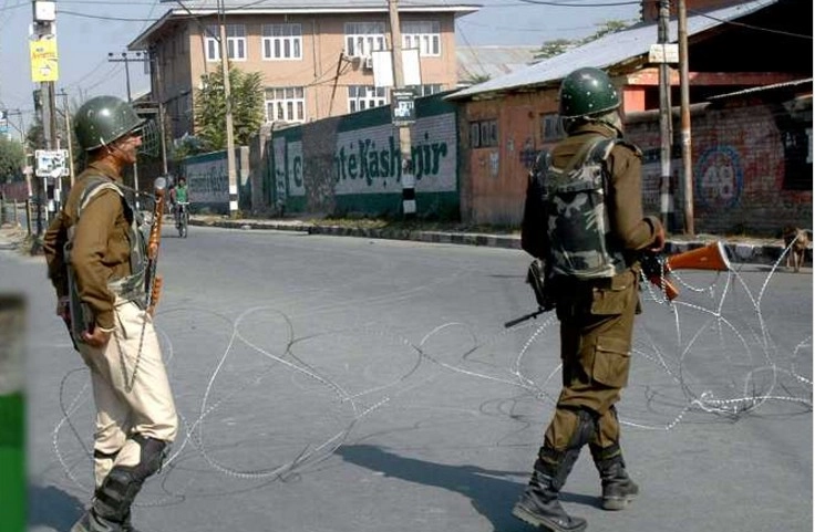 कश्मीर में दूसरे दिन भी कर्फ्यू जारी, रेल सेवाएं स्थगित - Curfew continues in Kashmir for second day