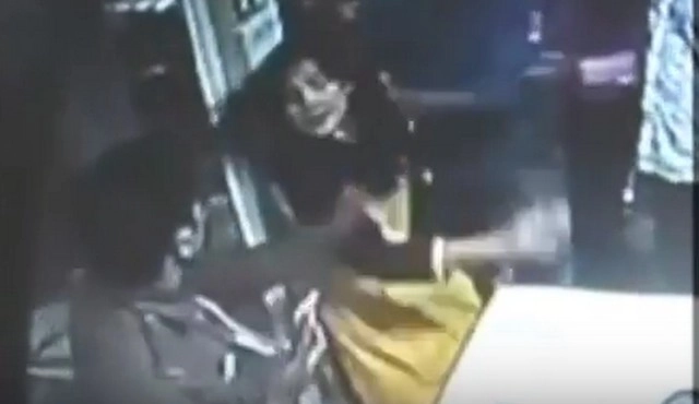 नोट बदलाने पहुंची महिला ने बैंक में जड़े पुलिसकर्मी को चांटे - woman thrashes policeman at bank