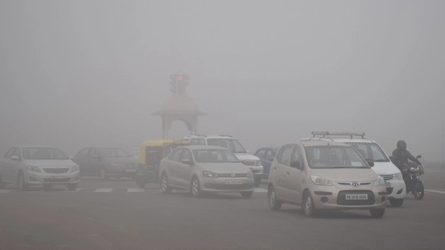कोहरे का कहर, हवाई यातायात पर बुरा असर - Fog in Delhi