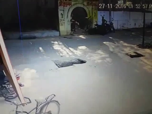 बाइक चोरी करते कैमरे में कैद हुआ चोर (वीडियो)