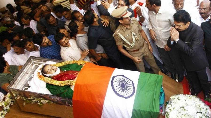 राजकीय सम्मान के साथ हुआ जयललिता का अंतिम संस्कार