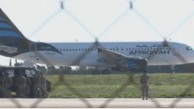 लीबियाई विमान के अपहरणकर्ताओं का माल्टा में आत्मसमर्पण