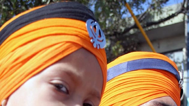 गोरे सिख ने अमेरिका को बताया पगड़ी, कृपाण का अर्थ - this white sikh taught fbi about turban and kirpan