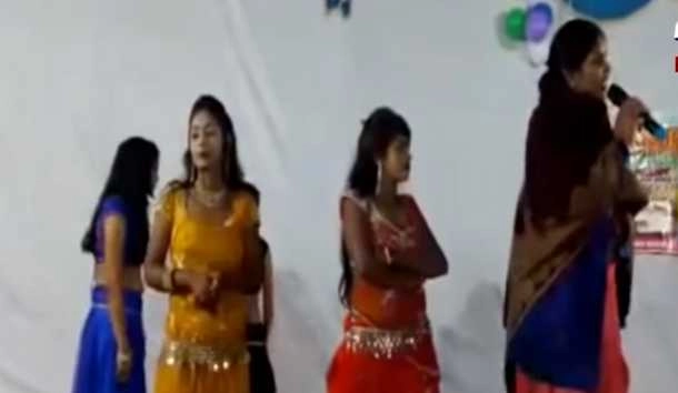 भाजपा की महिला विधायक के सामने अश्लील डांस (वीडियो)