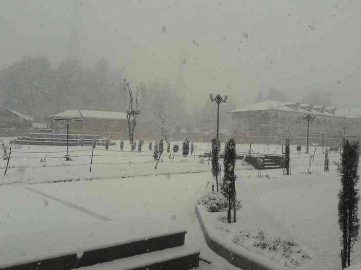 श्रीनगर में भारी बर्फबारी, महंगा हुआ हवाई सफर