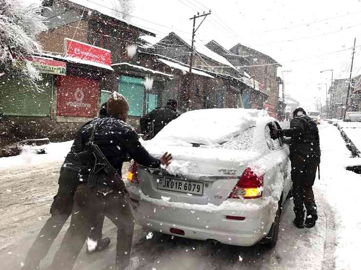 सड़कों पर जमी बर्फ, श्रीनगर-जम्मू राजमार्ग चौथे दिन भी बंद