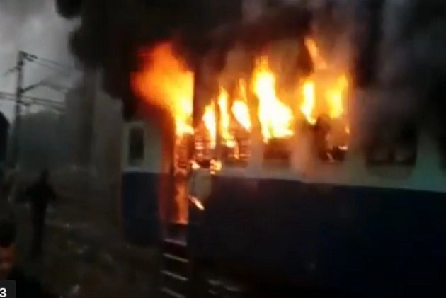 पटना-मोकामा पैसेंजर ट्रेन में आग, चार बोगियां खाक