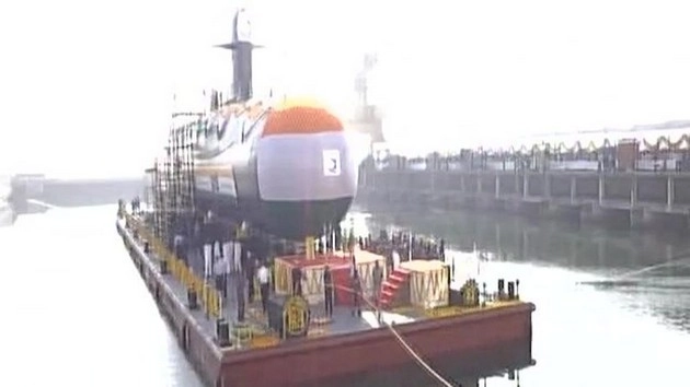 बढ़ी भारत की ताकत, नेवी ने समुद्र में उतारी 'खान्देरी सबमरीन' - Second Scorpene class submarine INS Khanderi launched in Mumbai