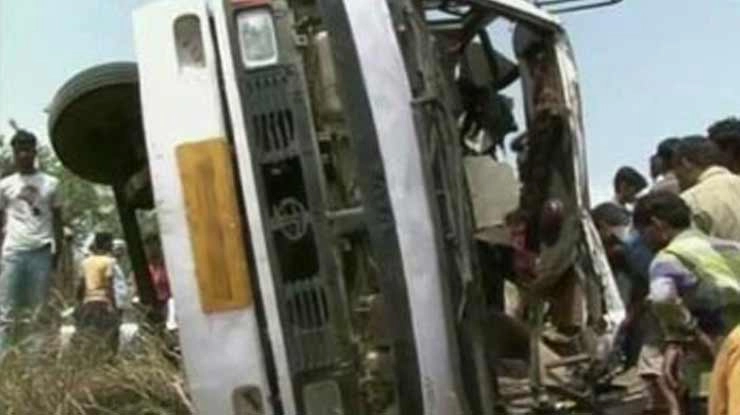 एटा में स्कूल बस की ट्रक से टक्कर, 13 बच्चों की मौत