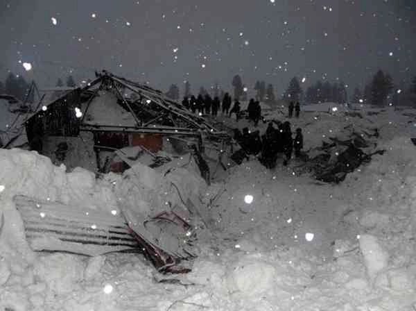 बर्फबारी ने एलओसी पर भयंकर तबाही मचाई, कई स्थानों पर तारबंदी टूटी