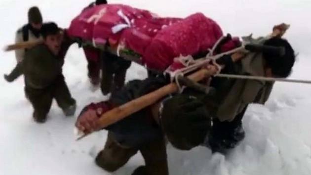 10 फुट गहरी बर्फ में मां का शव कंधे पर लेकर घंटों चला जवान... - Soldier, porters trek for hours in Kashmir snow to bury his mother