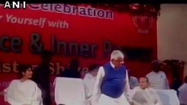 मुख्यमंत्री नीतीश कुमार की कुर्सी पर जब बैठ गए लालू प्रसाद यादव, हुई किरकिरी