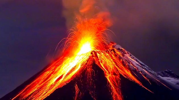 इंडोनेशिया में ज्वालामुखी विस्फोट से हजारों पर्यटक फंसे, 445 उड़ानें रद्द