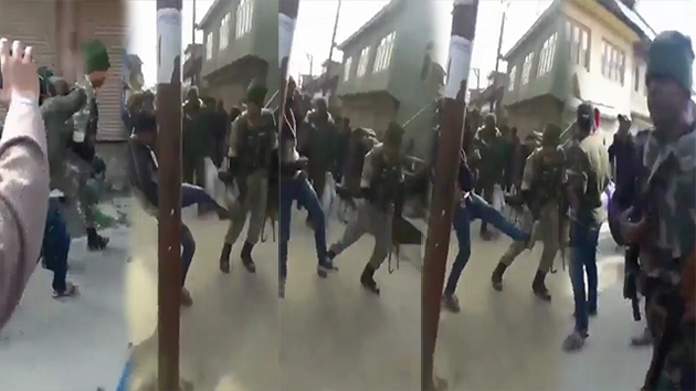 शर्मनाक! सुरक्षाबलों को लात मार रहे हैं कश्मीरी...(वीडियो)