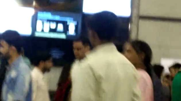 दिल्ली मेट्रो स्टेशन की स्क्रीन पर चला पोर्न वीडियो - Delhi Metro Station, Porn Video