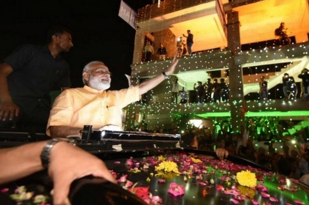 मोदी ने सूरत में विशाल रोड शो से चुनावी बिगूल फूंका - Modi's huge road show in Surat