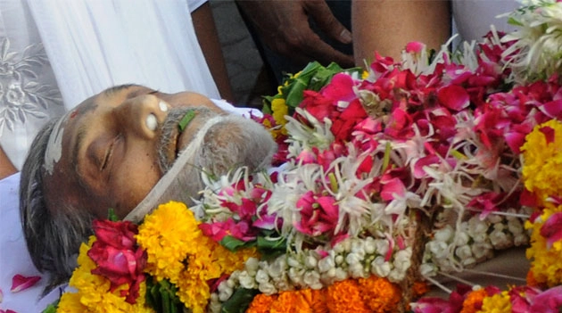 विनोद खन्ना की अंतिम यात्रा के फोटो - Vinod Khanna, Vinod Khanna's funeral