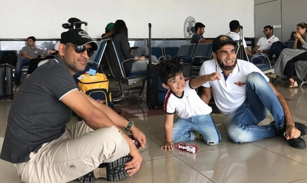धोनी इमरान ताहिर के बेटे के साथ खेलने बैठे एयरपोर्ट के फर्श पर