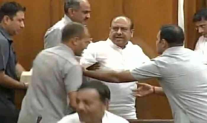 दिल्ली विधानसभा से बाहर किए गए नेता प्रतिपक्ष विजेन्द्र गुप्ता