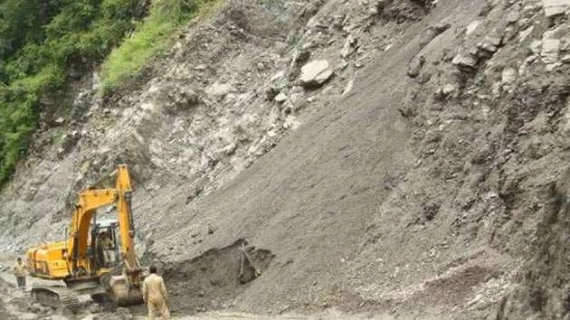 Nagaland- પર્વત પરથી કાર પર પત્થર પડ્યો -Video