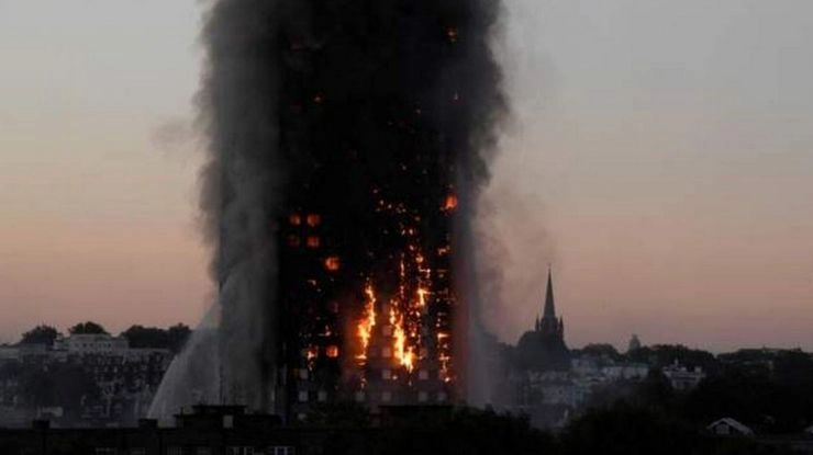 ब्रिटेन आग : इमारत निर्माण में उपयोग हुआ प्रतिबंधित ज्वलनशील पदार्थ