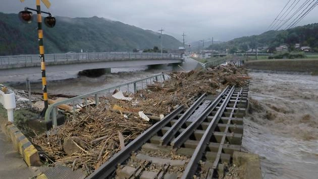 जापान में भारी बारिश, छह मरे, 80 हजार बेघर