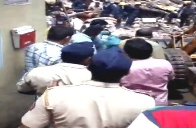मुंबई में इमारत गिरने से 12 लोगों की मौत
