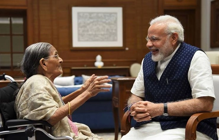 103 साल की महिला ने बांधी मोदी को राखी - Prime Minister Narendra Modi Raksha Bandhan