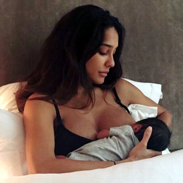 लिसा हेडन ने अपने बेटे को स्तनपान कराते हुए मैसेज के साथ तस्वीर शेयर की