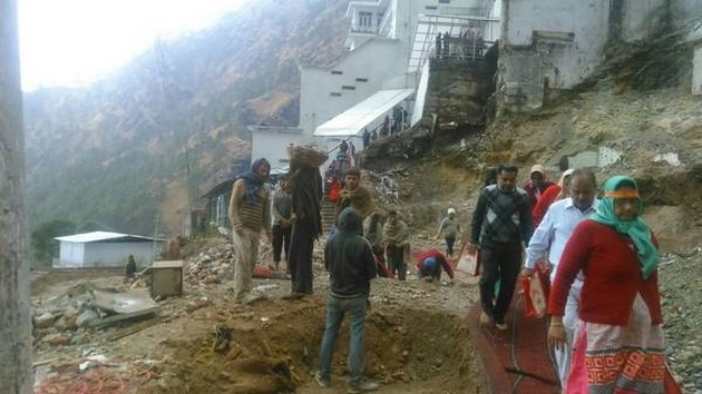 हिमाचल के मंडी में पहाड़ धंसने से दो बसें जमींदोज, 46 की मौत