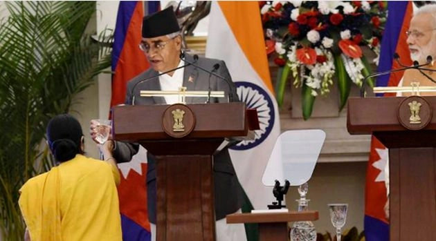 सुषमा स्वराज ने जीता दिल, पिलाया नेपाल के पीएम को पानी - Sushma Swaraj offers water to Nepal PM
