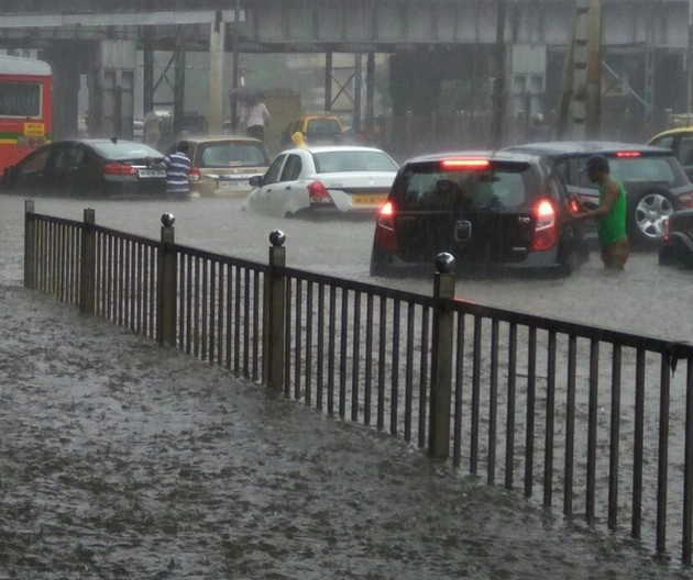 मुंबई में मूसलधार बारिश, चारों ओर पानी ही पानी, लालबाग के राजा के दर्शन बंद... - heavy rain in Mumbai, high tide warning