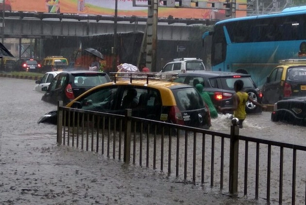 मुंबई में भारी बारिश, यातायात प्रभावित, लोग परेशान... (फोटो)