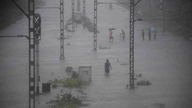 मुंबई में बारिश का कहर, नौसेना-एनडीआरएफ अलर्ट