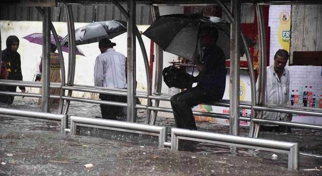 मुंबई में बेहद भारी बारिश की चेतावनी, क्या बोले सीएम फडणवीस... - Mumbai rain : CM Fadnavis appeals rain-battered Mumbai