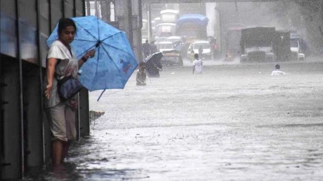 बारिश से मुंबई में हाहाकार, शिवसेना ने की बीएमसी की तारीफ