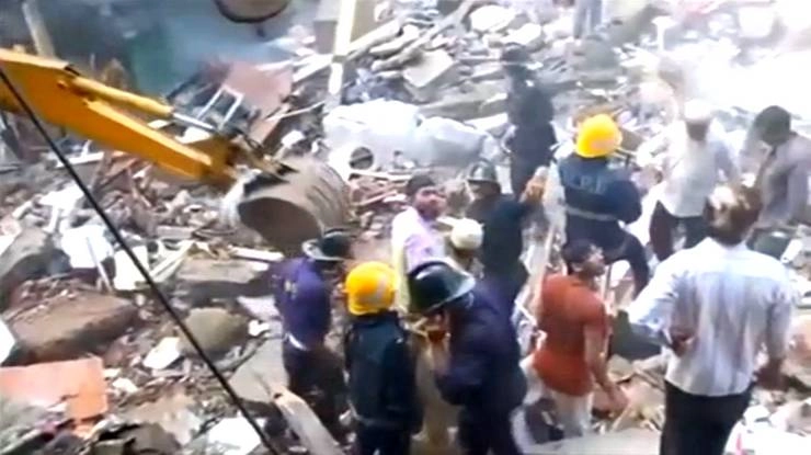 मुंबई में इमारत ढही, 34 की मौत
