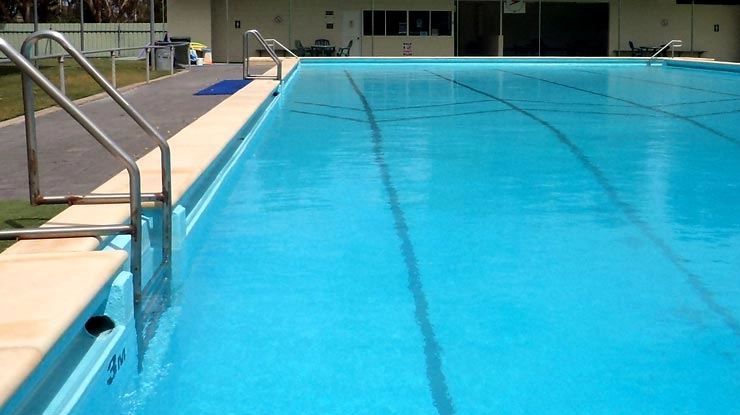 स्वीमिंग पूल में 72 वर्षीय बुजुर्ग पर कूदा युवक, मौत