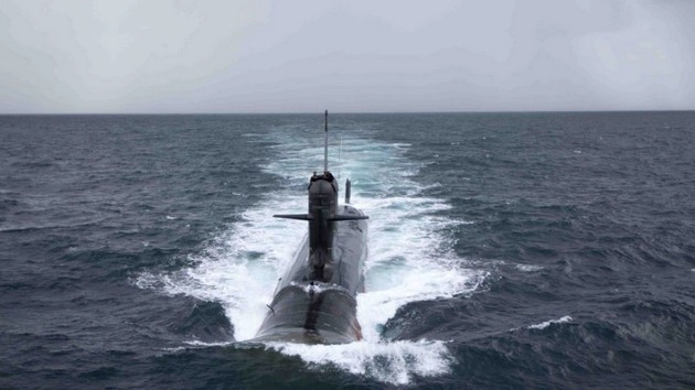 नौसेना को मिली पहली स्कॉर्पीन पनडुब्बी, बढ़ेगी भारत की समुद्री ताकत - navy gets first scorpene submarine kalvari