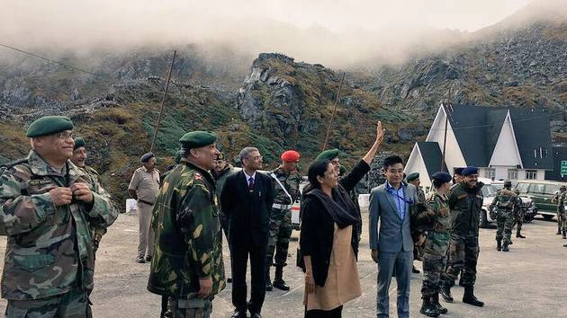 नाथुला में रक्षा मंत्री निर्मला सीतारमण, चीनी सैनिकों ने खींची तस्वीरें... - Nirmala Sitharaman in Nathu La