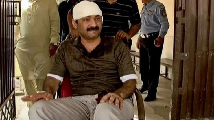 पाकिस्तान में बर्बरता, मुखर पत्रकार की कार से घसीटकर बेरहमी से पिटाई - Pakistan, vocal journalist, assault, News International, Ahmed Noorani
