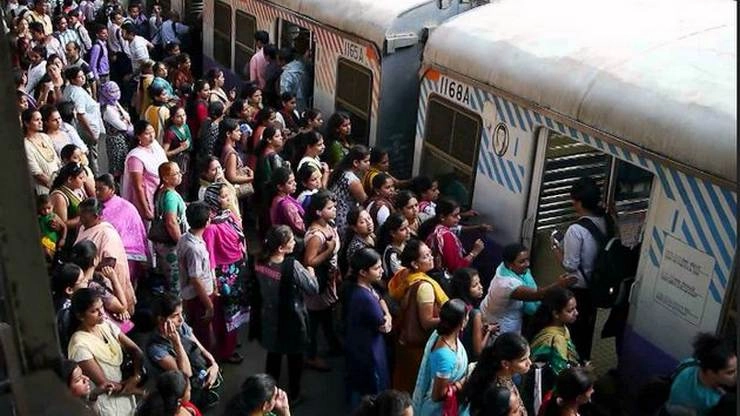 मुंबई लोकल में सब कुछ...एक्शन, ड्रामा, इमोशन | Mumbai Local Train
