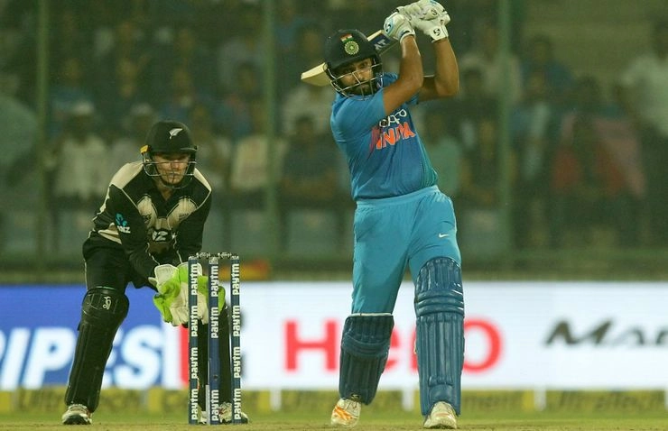 INDvsNZ: इंदौर के होल्कर स्टेडियम में न्यूज़ीलैंड ने किया टॉस जीत कर गेंदबाजी करने का फैंसला - Newzealand won the toss in third ODI and elected to bowl first against India