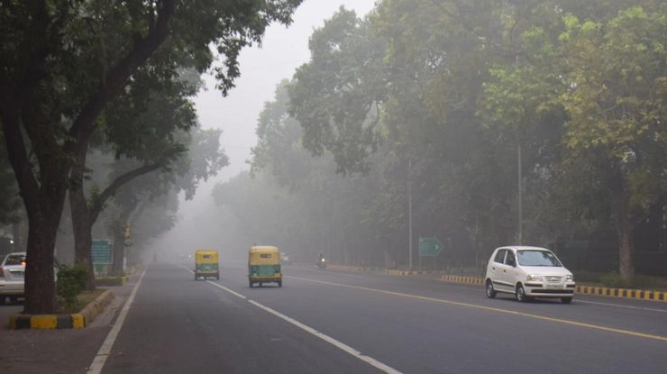 घनी धुंध की चादर में लिपटी रही दिल्ली, लोग परेशान