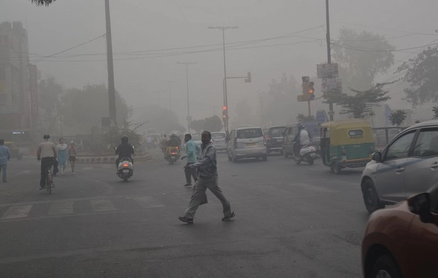 प्रदूषण से यातायात पुलिस परेशान, डॉक्टरों ने दी यह सलाह... - Delhi air pollution
