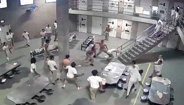 जेल में गंदा काम न करने पर मिलता है पिज्जा - staff accuse of jail of rewarding serial masturbators